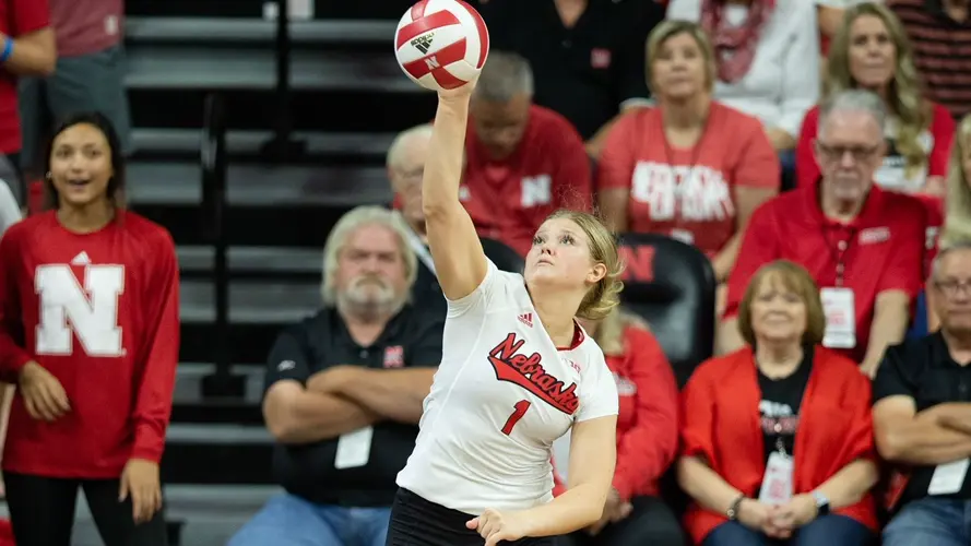 Huskers Begin Conference Play in Illinois