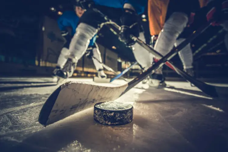 MacEwen scores 2, Canucks double up Avalanche