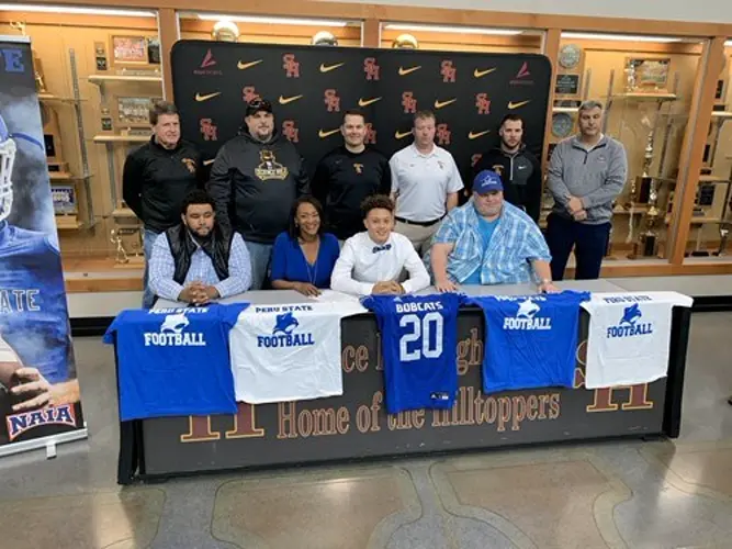 Malik Bowman Signs With Peru State Football