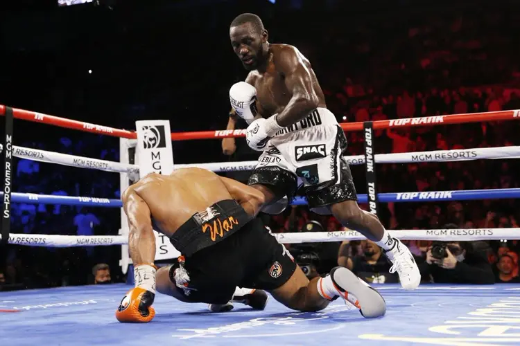 Crawford stops Porter in 10th to keep WBO welterweight title