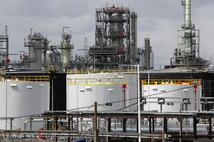 EPA raises amount of ethanol that must be blended with gas