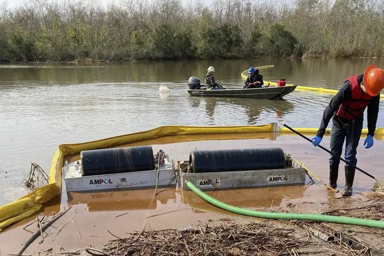 Pipeline spills 300,000 gallons of diesel near New Orleans
