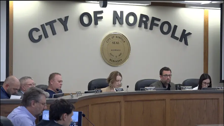 Highway overlay narrowly passes on second reading