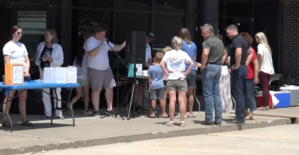 Right at Home celebrates 3 years by giving back to the community