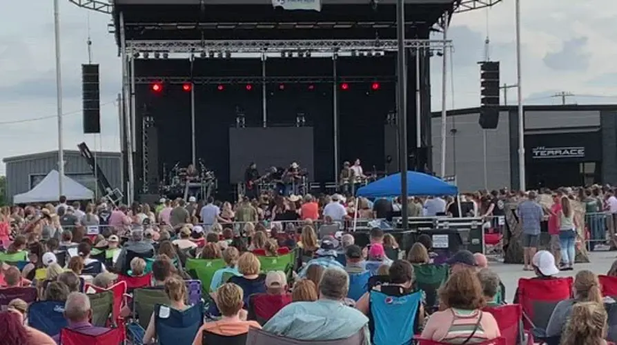 Lonestar Concert brings crowd to Norfolk Friday night