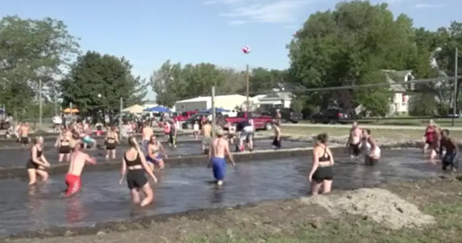 Mud Volleyball shows Pilger uniting