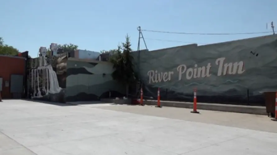 Norfolk artist paints mural for new downtown business