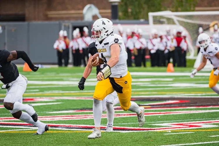 Winona State dominates 2nd half, hands WSC football first loss