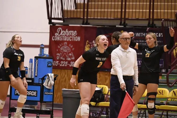 WSC volleyball scores 20th straight win with sweep of Northern State