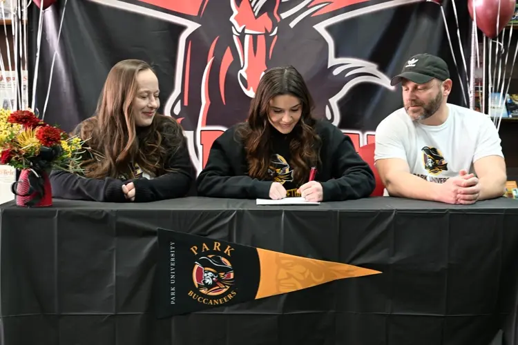 Sidney’s Jordan DeNovellis signs to play basketball at Park University