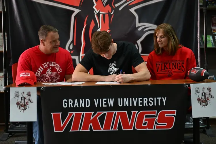 Sidney's Patrick McCartney chooses to play football at Grand View University