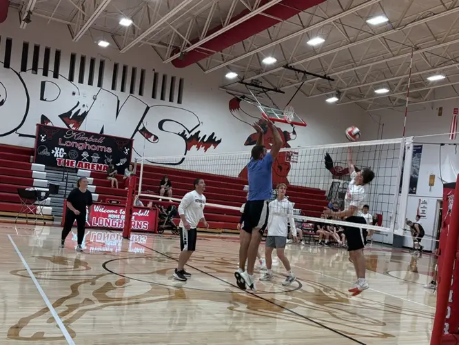 Homecoming Week kicks off with successful Powder Puff Volleyball Night