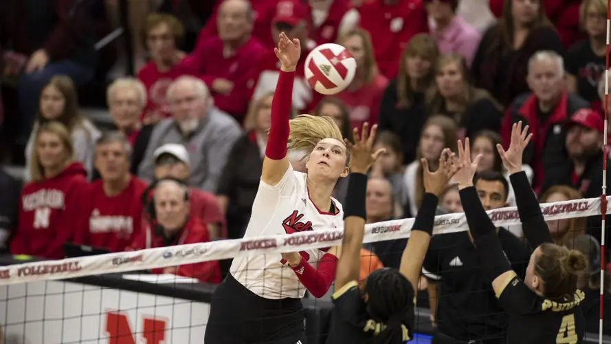 Huskers finish strong in sweep of Boilermakers