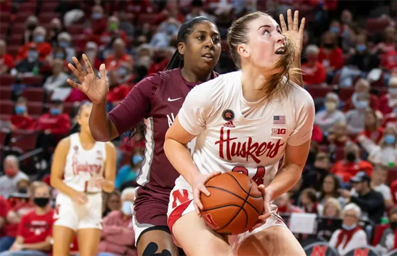 Caitlin Clark’s 30 points lead No. 7 Iowa women past Huskers