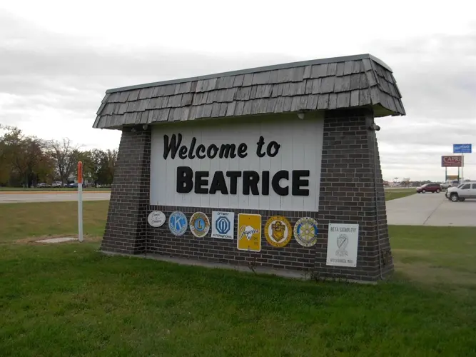 Committee seeks to upgrade Beatrice welcome signs
