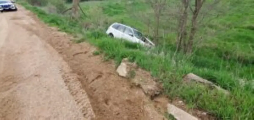 Wymore Motorist escapes crashed vehicle through sunroof