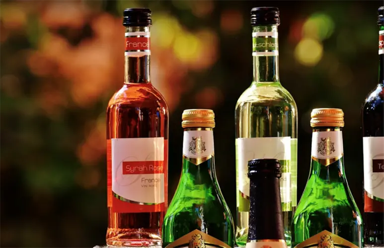 Citan a siete negocios en Norfolk por vender alcohol a menores