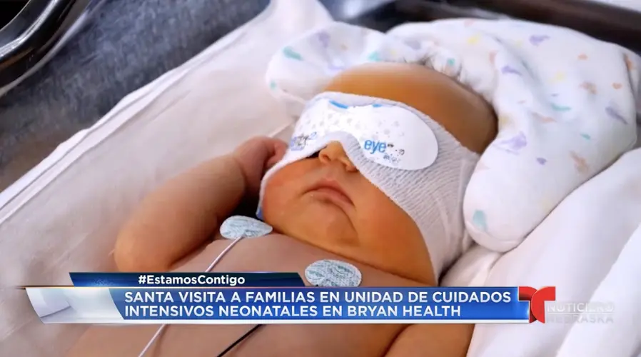 Santa visita a familias en unidad de cuidados intensivos neonatales en Bryan Health