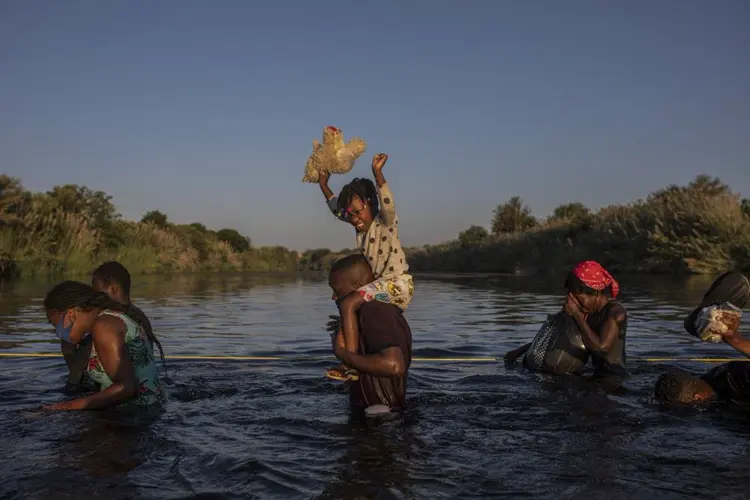 Migrantes haitianos cruzan Honduras para llegar a EE.UU.