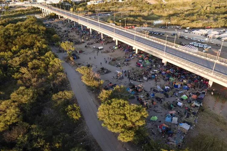 Se reduce campamento de migrantes en frontera de Texas