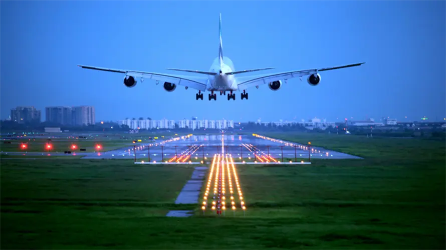 Auxiliares de vuelo italianas se desvisten para protestar por condiciones laborales