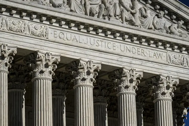 Piden a Corte Suprema suspender ley contra aborto de Texas