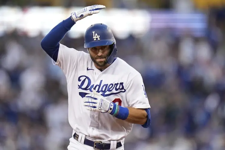 Taylor pega 3 jonrones; Dodgers sobreviven ante Bravos
