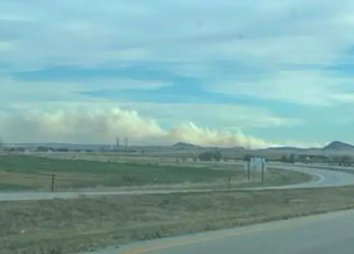 Bomberos avanzan contra incendio en Buffalo Creek