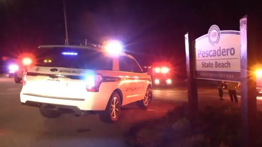 Familia cae a precipicio mientras manejaba por la playa