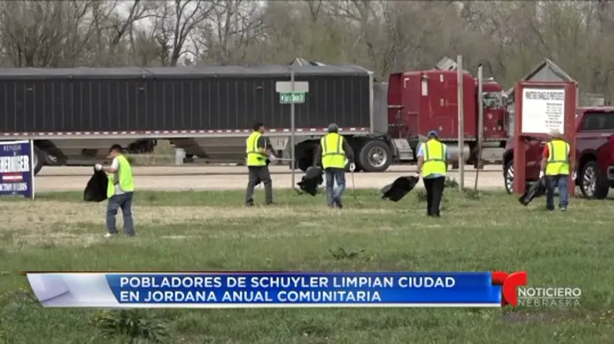 Pobladores de Schuyler limpian ciudad en jordana anual comunitaria