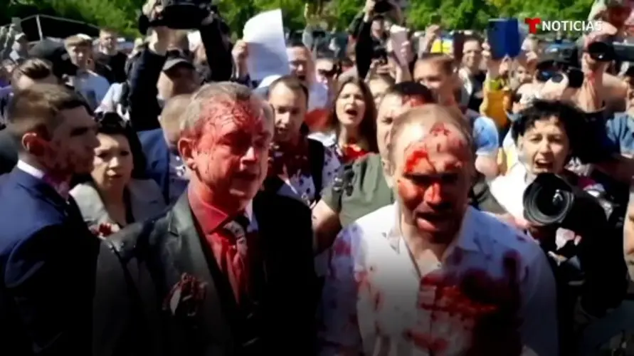 Manifestantes le lanzan pintura roja al embajador de Rusia en Polonia