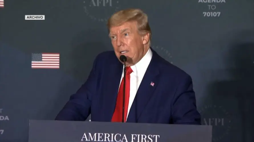 Dir. de FBI denuncia amenaza tras allanamiento de casa de Trump
