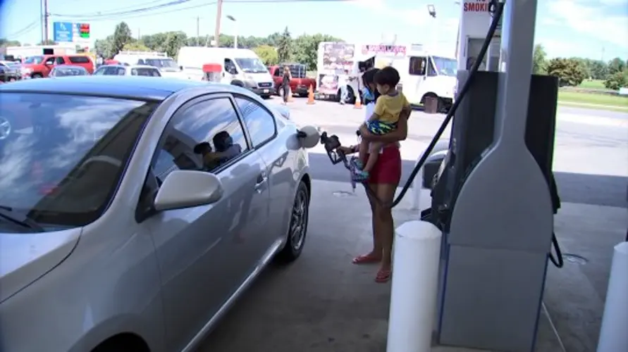 Reacciones entre hispanos a la baja del precio de la gasolina