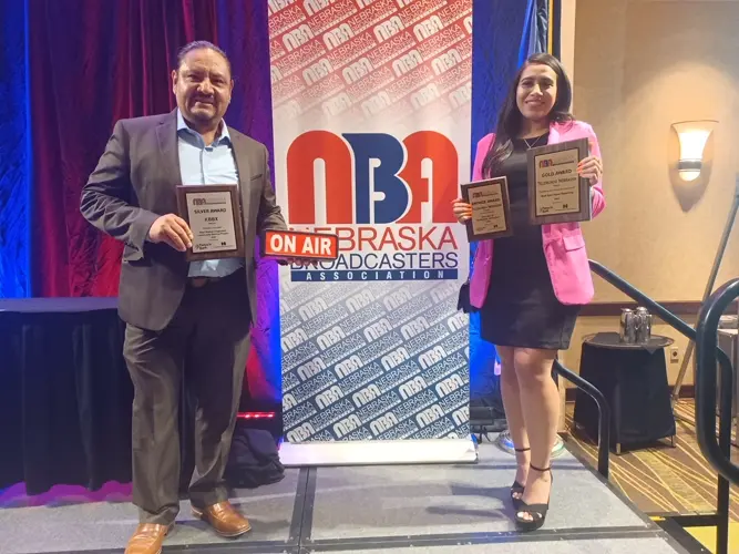 Telemundo Nebraska y Lobo 97.7 reconocidos en conferencia de difusoras en Nebraska