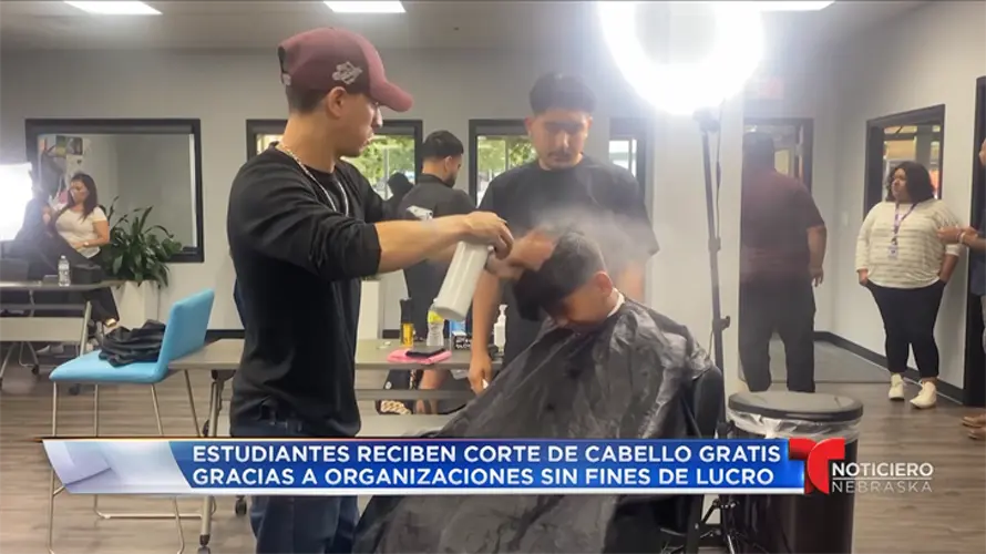 Estudiantes reciben corte de cabello gratis gracias a organizaciones sin fines de lucro