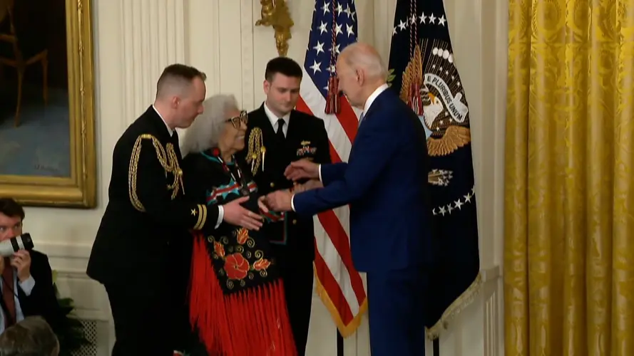 Biden honra a varios latinos con Medalla Nacional de las Humanidades