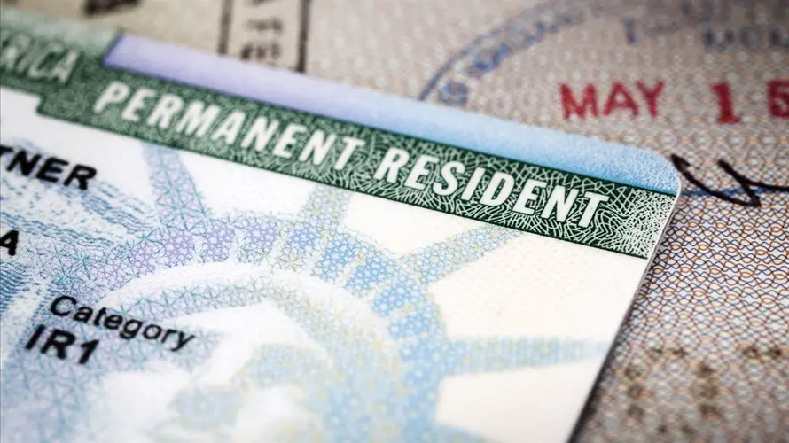 El Gobierno de Trump pausa el proceso de algunas "green cards"