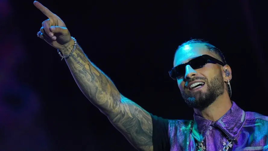 Maluma detiene concierto para regañar a una fan por llevar a su bebé