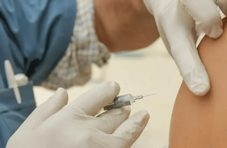 Refuerzo bivalente y vacuna contra gripe se pueden tomar al mismo tiempo