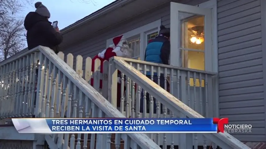 Tres hermanitos en cuidado temporal reciben la visita de Santa