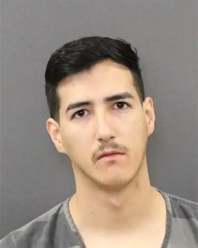 Acusan a hombre de disparar una pistola en Navidad