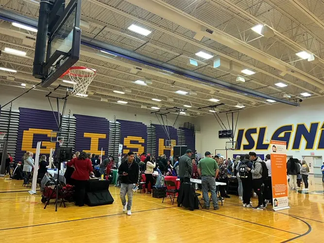 La feria de trabajo de Grand Island Senior High brinda oportunidades laborales a los estudiantes