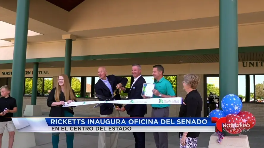 Ricketts inaugura oficina del Senado en el centro del estado