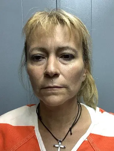Arrestan a mujer mexicana por agredir a un oficial