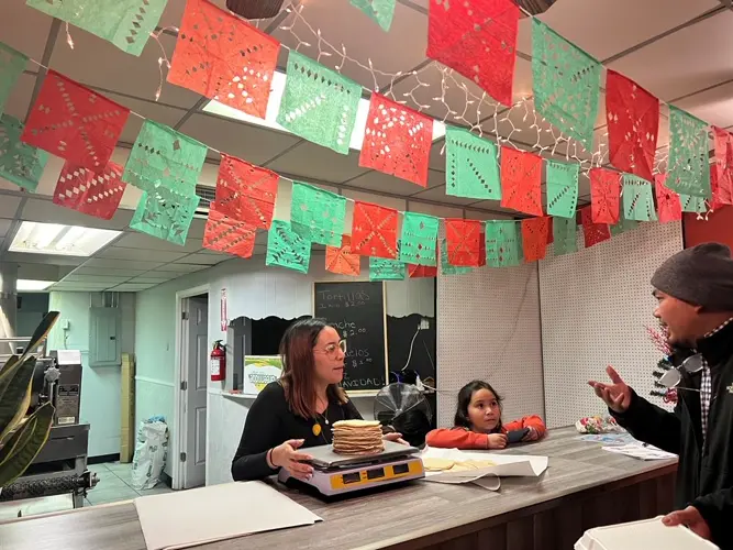 Navidad alrededor del mundo fortalece negocios en la Calle 4
