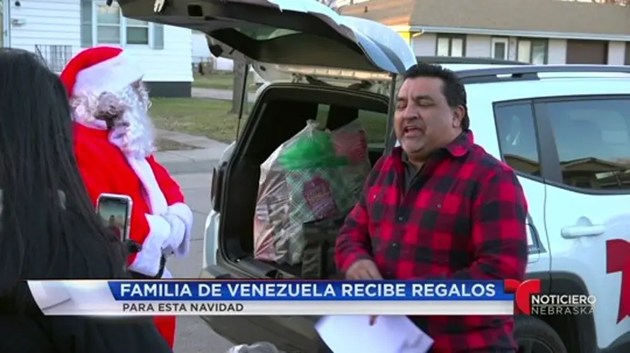 Familia de Venezuela recibe regalos para esta Navidad