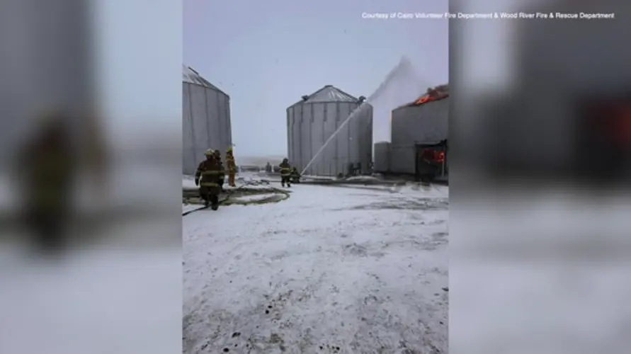 Varias agencias del centro de Nebraska luchan contra un incendio de un elevador de granos durante una tormenta de nieve