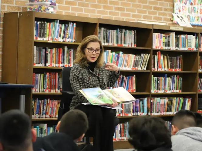 La Primera Dama de Nebraska comparte agricultura con estudiantes de primaria de Grand Island