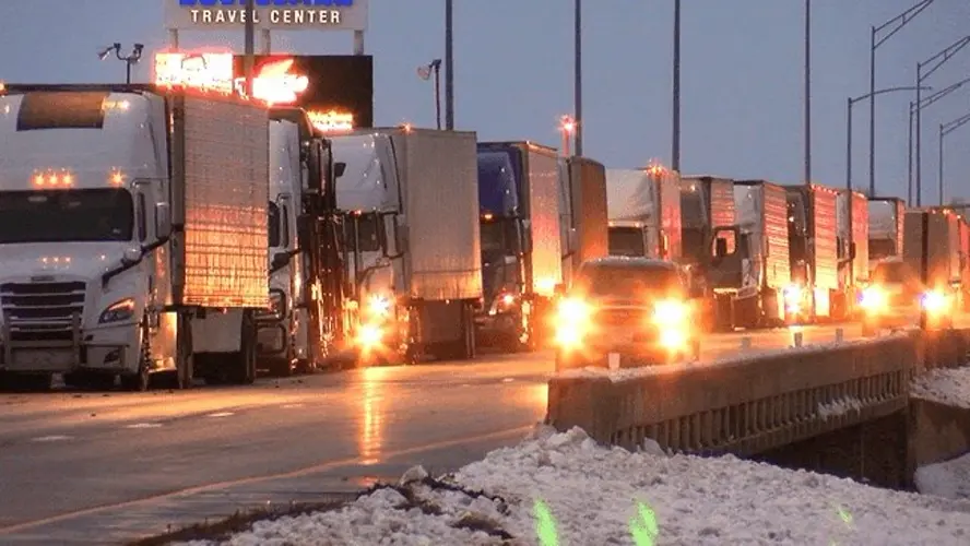 Tormenta invernal deja varados a cientos de camioneros cerca de Grand Island