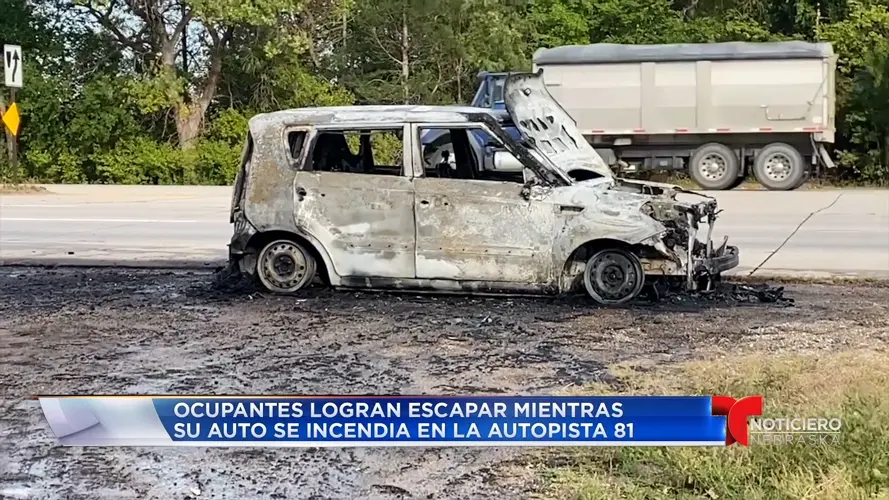Ocupantes logran escapar mientras su auto se incendia